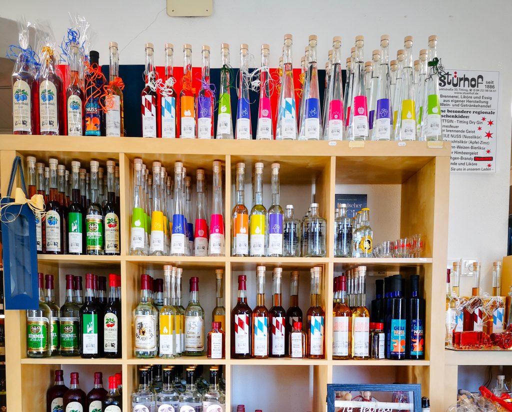 stuerhof-titting-altmuehltal-getraenkemarkt-brennerei-schnapsregal